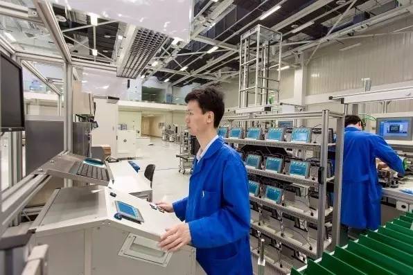 看着电脑数据的工人